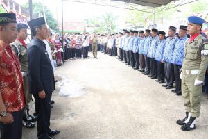 Suasana upacara pelepasan persemayaman jenazah Misoni, SE ke tempat peristirahatan terakhir, Kamis (20/10/2016). 