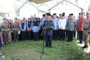 Plt Sekretaris DPRD Musi Banyuasin (Muba) Drs Thabrani Rizki memimpin upacara pelepasan persemayaman jenazah Misoni, SE ke tempat peristirahatan terakhir, Kamis (20/10/2016). 