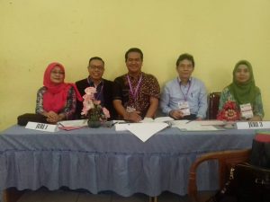 Para juri dan PIC lomba Master Ceremony Contest Business Administration Contest (BAC) III-2016 se-Indonesia berfoto bersama usai acara penutupan.
