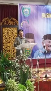 Direktur Polsri Dr Ing Ahmad Taqwa, MT menyampaikan kata sambutan dalam acara pembukaan Business Administration Contest yang resmi dibuka oleh Asisten III Pemprov Sumsel Ahmad Najib di Griya Agung, Senin (24/10/2016) malam. 