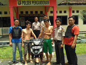 dua-tersangka-pemalakan-saat-diamankan-di-mapolsek-pengandonan1