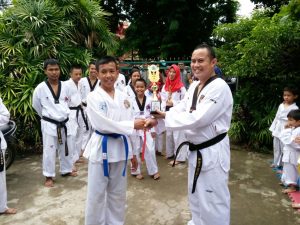 Ketua Dewan Pembina GIB Club Ade Rupawan, SH, MM, MKn menyerahkan medali kepada taekwondo yang sukses meraih prestasi di Lampung maupun Muaraenim.