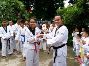 Ketua Dewan Pembina GIB Club Ade Rupawan, SH, MM, MKn menyerahkan medali kepada taekwondo yang sukses meraih prestasi di Lampung maupun Muaraenim.