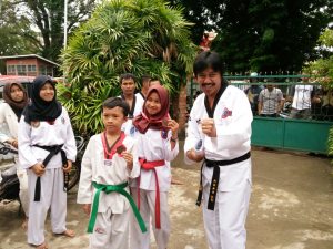 Pendiri Generasi Indonesia Berprestasi (GIB) Club, Nuris Altariq berfoto bersama anak didiknya.