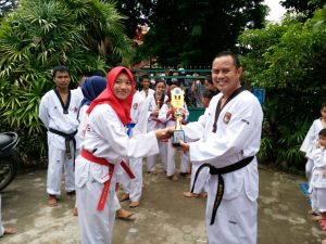 Ketua Dewan Pembina GIB Club Ade Rupawan, SH, MM, MKn menyerahkan medali kepada taekwondo yang sukses meraih prestasi di Lampung maupun Muaraenim.