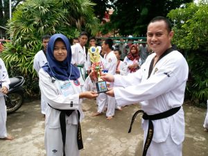 Ketua Dewan Pembina GIB Club Ade Rupawan, SH, MM, MKn menyerahkan medali kepada taekwondo yang sukses meraih prestasi di Lampung maupun Muaraenim.