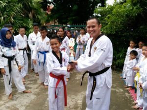 Ketua Dewan Pembina GIB Club Ade Rupawan, SH, MM, MKn menyerahkan medali kepada taekwondo yang sukses meraih prestasi di Lampung maupun Muaraenim.