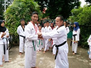 Ketua Dewan Pembina GIB Club Ade Rupawan, SH, MM, MKn menyerahkan medali kepada taekwondo yang sukses meraih prestasi di Lampung maupun Muaraenim.