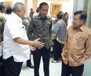 Gubernur Sumsel H Alex Noerdin berbincang dengan Presiden Joko Widodo dan Wakil Presiden Jusuf Kalla sesaat sebelum rapat terbatas dengan Presiden RI Joko Widodo terkait penyelenggaraan Asian Games 2018 di Jakarta–Palembang, Senin (24/10/2016).