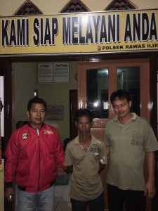 Tersangka Juarsah yang diserahkan Kades Pauh dan saat ini diamankan di Polres Mura.