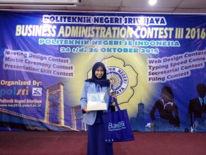 Juara pertama Master Ceremony Contest, Kurniaturrahmi yang berasal dari Polsri.