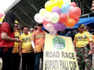  Bupati PALI Heri Amalindo ketika melepas balon ke udara sebagai tanda dimulainya Kejuaran Road Race Bupati PALI Cup 2016, Minggu (30/10/2016).