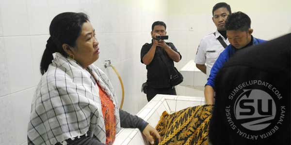 Jasad korban saat di evakuasi ke rumah sakit, Senin (24/10).