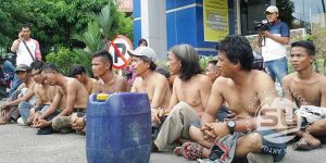 pemalak-dihukum-nyanyi