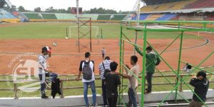 Aktifitas kelompok supporter Singa Mania yang melakukan persiapan menjelang peringatan HUT ke-12 Sriwijaya FC di Stadion Gelora Sriwijaya Jakabaring, Jumat (21/10/2016).