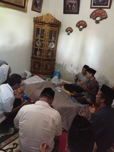 Sejumlah rekan dan pejabat Sekretariat DPRD Muba melayat sekaligus berdoa di depan jenazah Misoni yang disemayamkan di rumah duka, Rabu (19/10/2016).