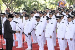 Plt Bupati Muba H Beni Hernedi melantik secara serentak 65 kades periode 2016-2022 di Stable Berkuda Sekayu, Rabu (12/10/2016).
