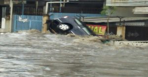 mobil-terjungkal-diseret-banjir-di-kawasan-pasteur-bandung_okezone
