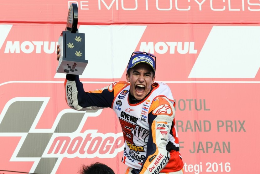 pembalap-honda-marc-marquez-merayakan-kemenangan-di-podium-sirkuit-_161016163322-503