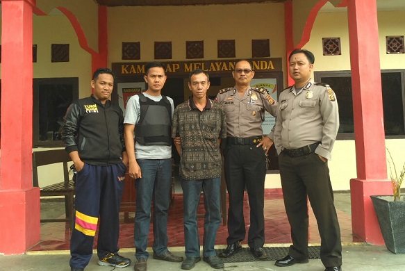 tersangka-muhlisun-saat-diamankan-di-mapolsek-pengandonan