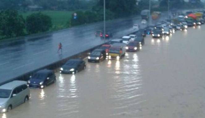 5828banjir-di-km-37-tol-cikampek-di-ruas-yang-mengarah-jakarta-tmcpoldametro