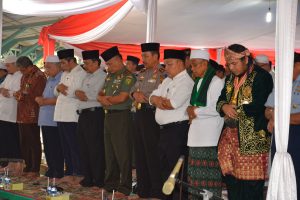 Pangdam II Sriwijaya Mayjen TNI Sudirman, Kapolda Sumsel Irjen Pol Djoko Prastowo, Kabiro Kesra Pemprov. Sumsel, Drs H Ahmad Nasuhi, MSi, para pejabat teras Kodam II Sriwijaya dan unsur pejabat Polda Sumsel serta ulama melakukan shalat ashar berjamaah sebelum digelarnya istighosah dan doa bersama.