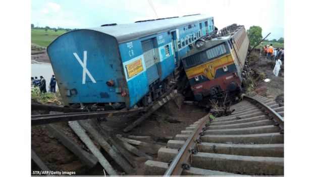 dua-kereta-keluar-rel