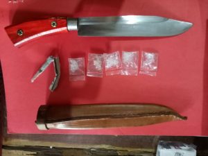 Barang bukti pisau dan shabu.