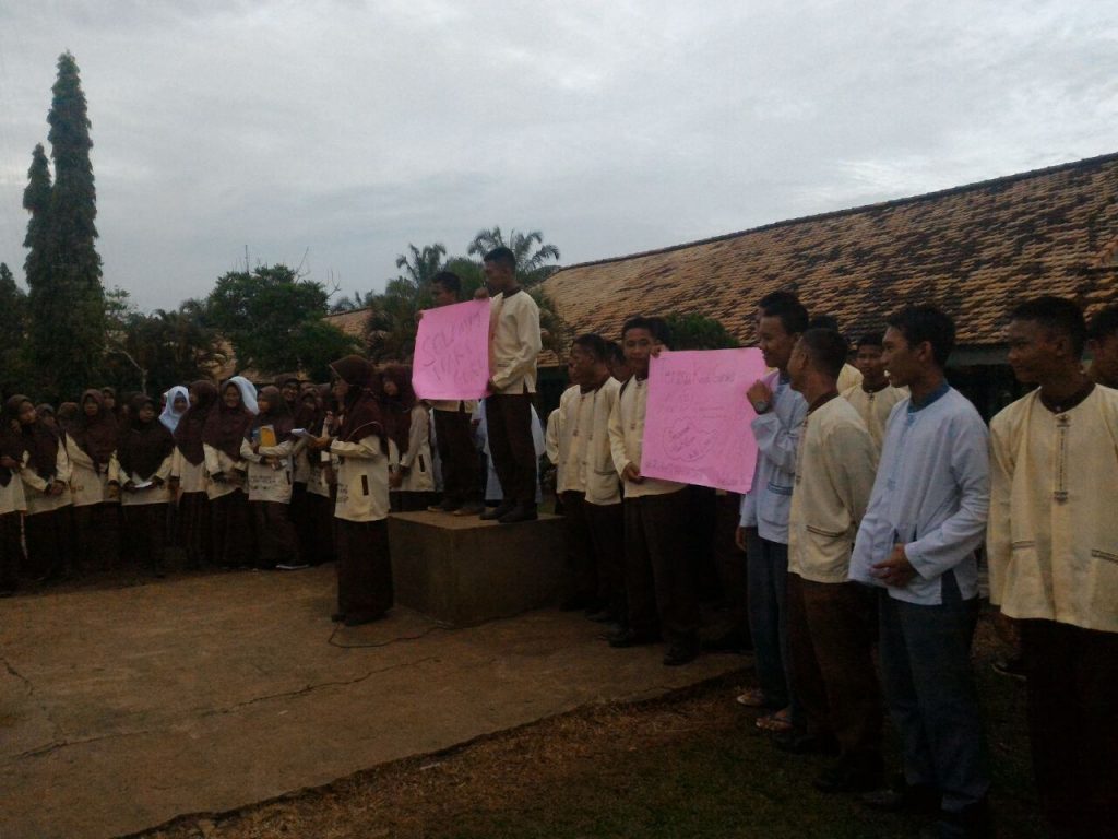 Puluhan siswa yang merupakan pengurus dan anggota Kerohanian Islam (Rohis) SMA Negeri 1 Talang Kelapa (SMANSATAPA) Banyuasin menggelar peringatan Hari Guru bak berdemonstrasi, Jumat (25/11/2016).