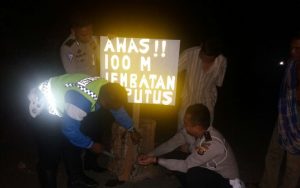 Petugas memasang peringatan jembatan ambruk.