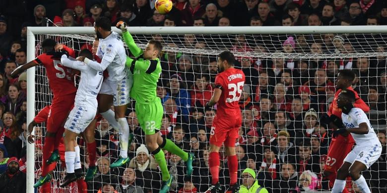 penjaga-gawang-liverpool-simon-mignolet-hijau-berjibaku-menyelamatkan-gawangnya