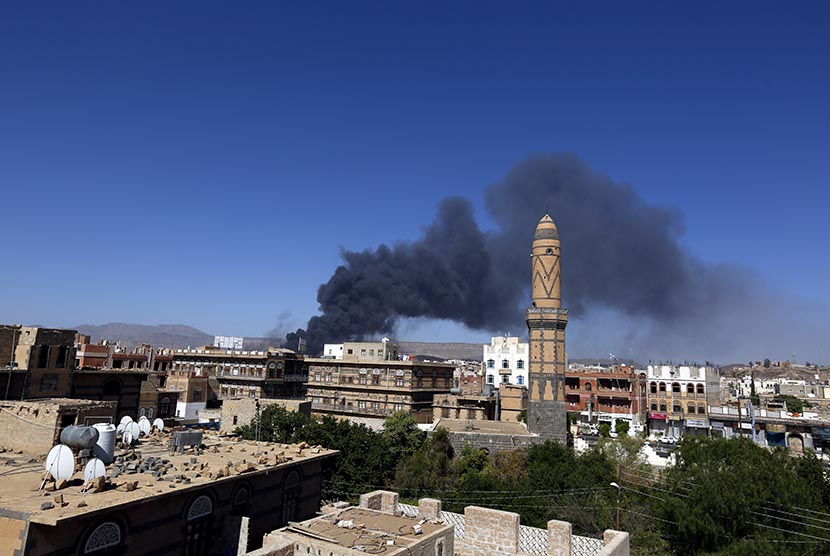 The Saudi-led coalition airstrikes hit Houthi-controlled army camp