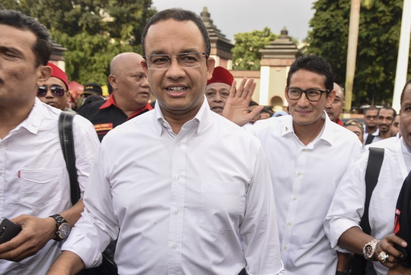 anies-baswedan-tengah-dan-sandiaga-uno-kanan-_161031231843-401