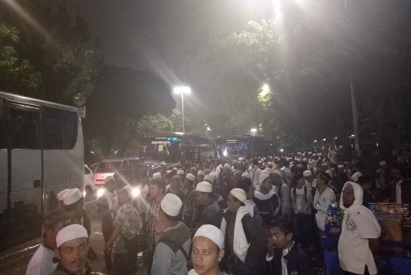menjelang-waktu-shalat-subuh-umat-islam-dari-berbagai-daerah-_161104043007-295