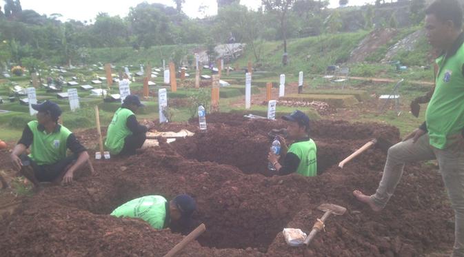004129100_1482888837-makam_korban_perampokan_sadis_Pulomas