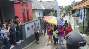031557800_1481447986-Istri_dan_anak_solihin_dibawa_polisi