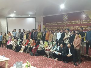 Alumni dan pengurus IKA MKn FH Unsri berfoto bersama usai acara yang digelar di Lantai 8 FH Tower Ruang Amzulian Rifai, FH Unsri Bukit Besar Palembang, Sabtu (3/12/2016).