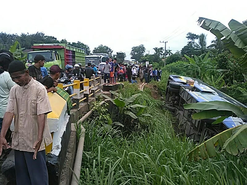 Bus Masuk Jurang
