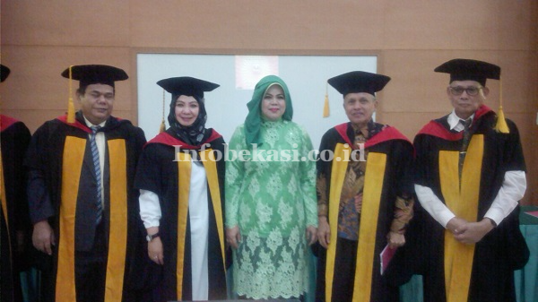 Dewi-Rosita-guru-SD-pertama-di-Bekasi-yang-menyandang-gelar-Doktor
