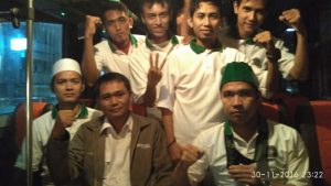 Peserta aksi menaiki bus dan siap berangkat 
