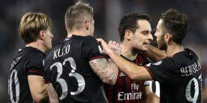 Para pemain AC Milan merayakan gol