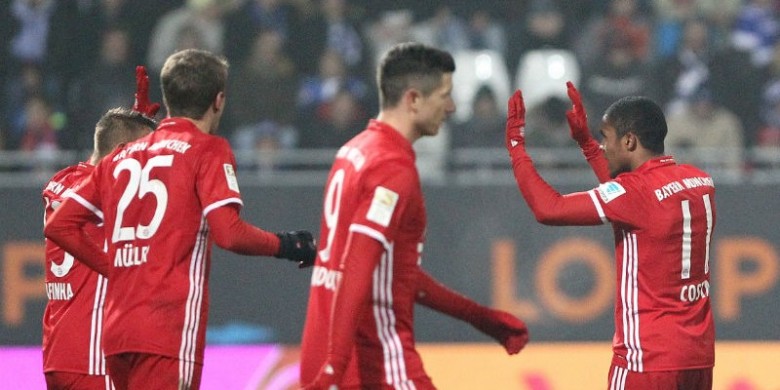 Para pemain Bayrn Menchen saat merayakan gol Dougleas Costa (paling kanan).