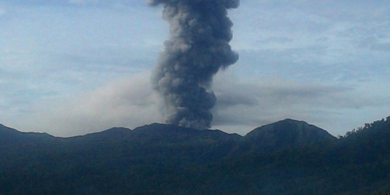Semburan abu vulkanik Gunung Dukono Kabupaten Halmahera Utara, Maluku Utara