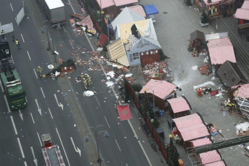Sisa-sisa kerusakan akibat serangan teror truk di Pasar Natal Berlin Jerman