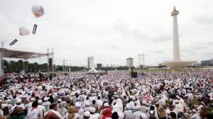 peserta aksi 212 tetap khusyu' di tengah panas dan hujan