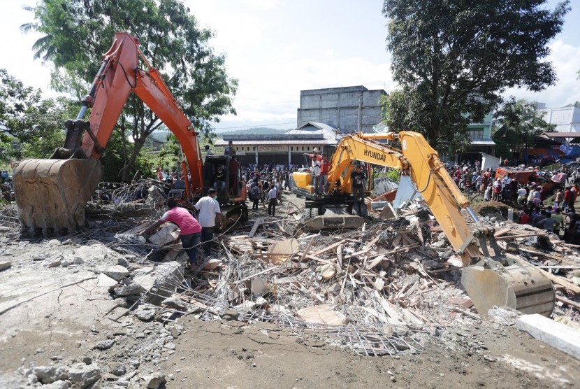 petugas-mengoperasikan-alat-berat-untuk-mencari-korban-di-salah-_161207130223-505