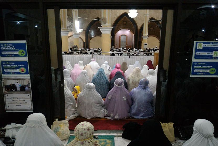 ratusan-orang-mengikuti-shalat-subuh-berjamaah-1212-di-masjid-_161212074003-803
