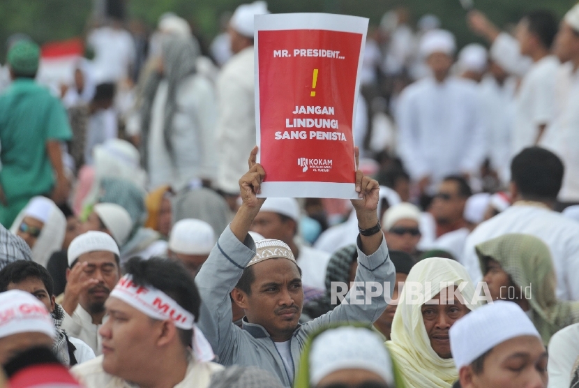 umat-muslim-mengikuti-aksi-damai-di-kawasan-monas-jakarta-_161203130027-713