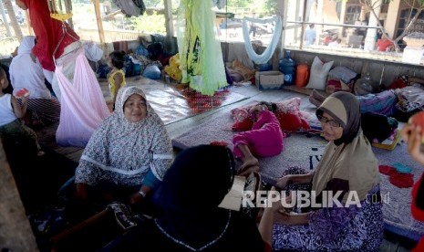 warga-yang-berada-di-tempat-pengungsian-pidie-jaya-nad-_161208173209-340