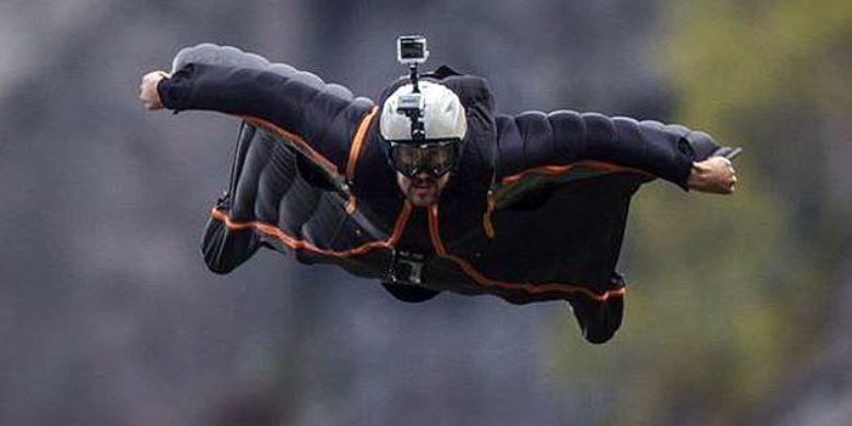 Atlet terjung wingsuit Graham Dickinson